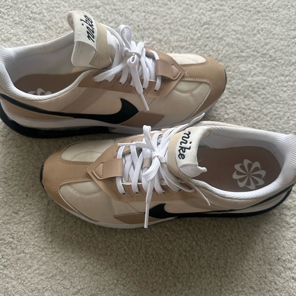 Nike women’s size 10 - Picture 3 of 5